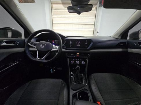Used 2023 Volkswagen Taos SE w/ Panoramic Sunroof Package FWD image 6