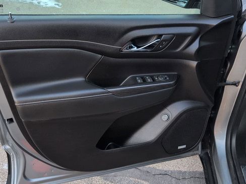 Used 2023 GMC Acadia SLT image 18