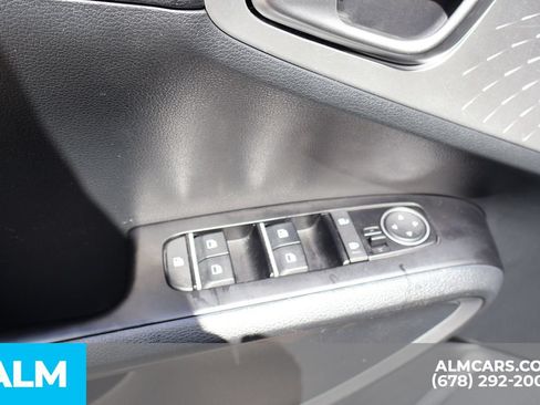 Used 2025 Kia Soul LX w/ LX Technology Package FWD image 12