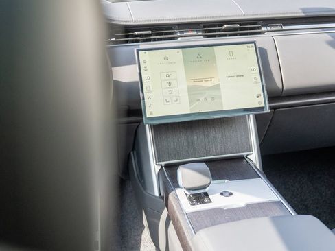 New 2026 Land Rover Range Rover Long Wheelbase SE AWD/4WD image 19