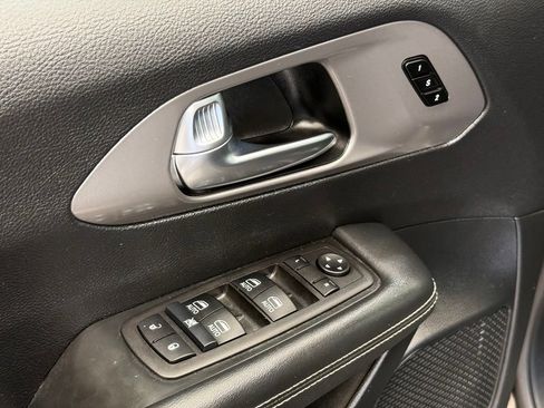 Used 2025 Chrysler Pacifica Select FWD image 15