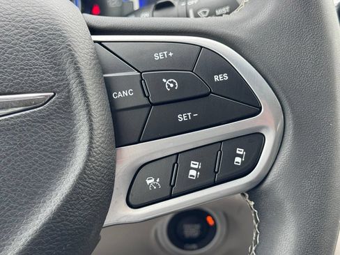 Used 2023 Chrysler Pacifica Touring-L FWD image 9