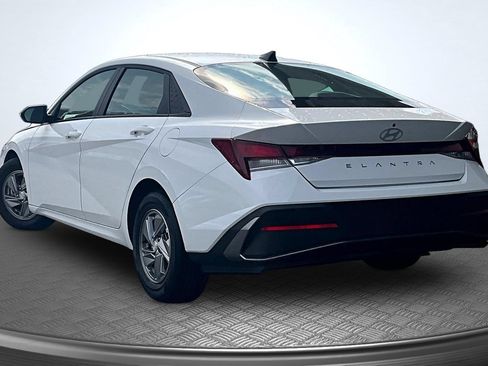 Used 2025 Hyundai Elantra SE FWD image 3