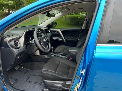 Used 2018 Toyota RAV4 LE image 27