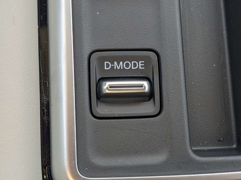 Used 2025 Nissan Pathfinder SL FWD image 26