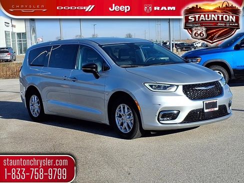 Used 2024 Chrysler Pacifica Touring-L FWD image 1