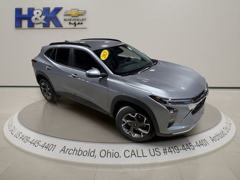 Used 2025 Chevrolet Trax LT w/ Driver Confidence Package FWD image 2