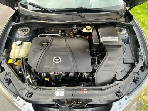 Used 2005 MAZDA MAZDA3 s w/ Moonroof & 6-CD Pkg FWD image 28