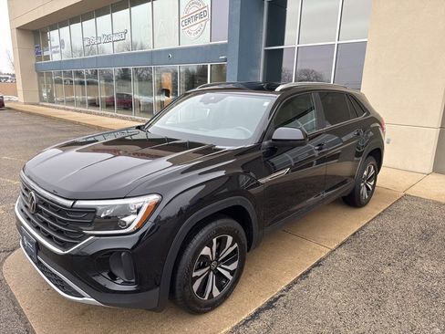 Certified 2025 Volkswagen Atlas Cross Sport SE image 4