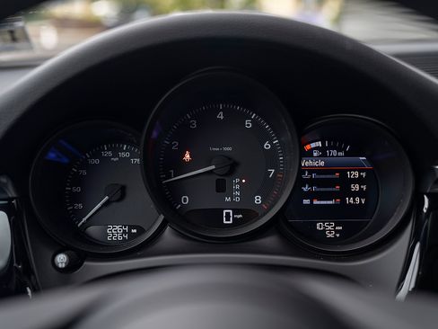 Certified 2026 Porsche Macan AWD/4WD image 9