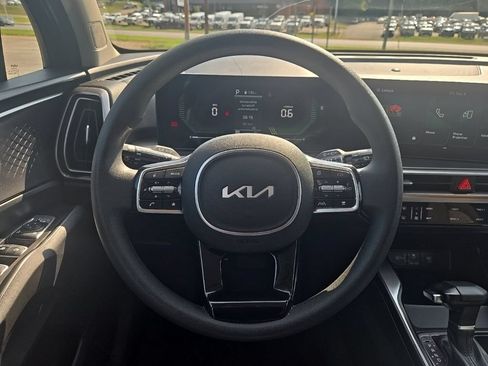 Used 2025 Kia Sorento LX FWD image 4