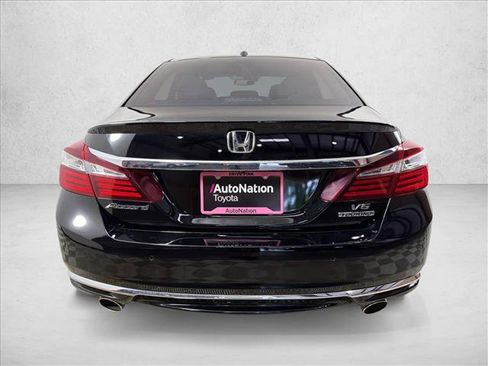 Used 2017 Honda Accord Touring image 6
