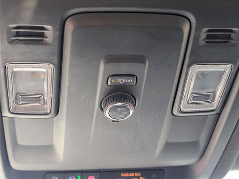 Used 2025 Chevrolet Suburban Z71 AWD/4WD image 17