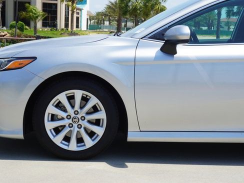 Used 2020 Toyota Camry LE FWD image 10