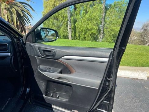 Used 2019 Toyota Highlander LE FWD image 18
