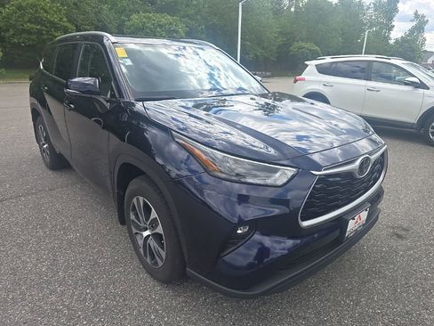 Used 2023 Toyota Highlander XLE image 3