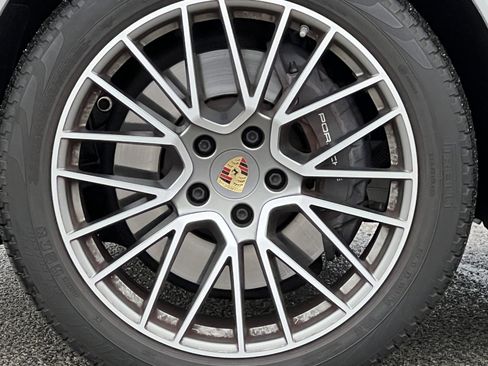 Certified 2022 Porsche Cayenne Platinum Edition image 13