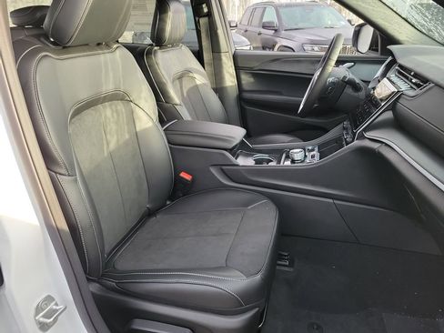 New 2025 Jeep Grand Cherokee Altitude image 16