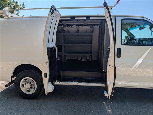 Used 2021 Chevrolet Express 3500 w/ Driver Convenience Package RWD image 16