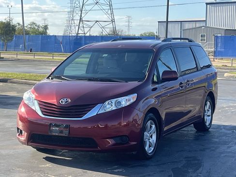 Used 2015 Toyota Sienna LE image 5