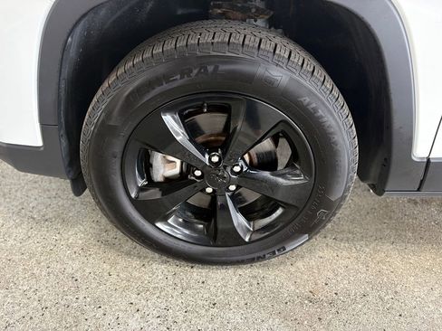 Used 2019 Jeep Cherokee Latitude Plus AWD/4WD image 26