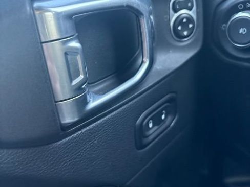 Used 2018 Jeep Wrangler Unlimited Sahara w/ Cold Weather Group AWD/4WD image 18