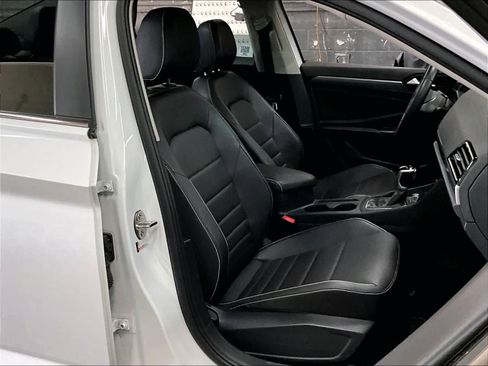 Used 2024 Volkswagen Jetta SE w/ Panoramic Sunroof Package FWD image 10