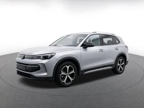 Used 2026 Volkswagen Tiguan SE AWD/4WD image 3