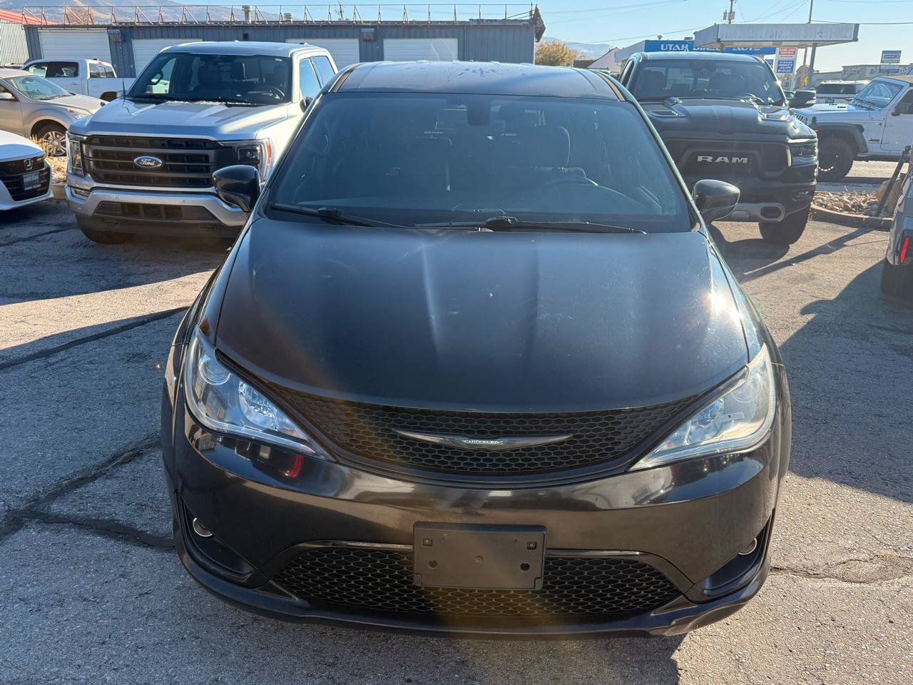 Used 2018 Chrysler Pacifica Touring Plus w/ S Appearance Package FWD image 2