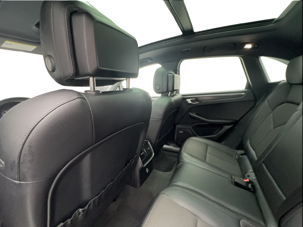 Used 2022 Porsche Macan AWD/4WD image 26