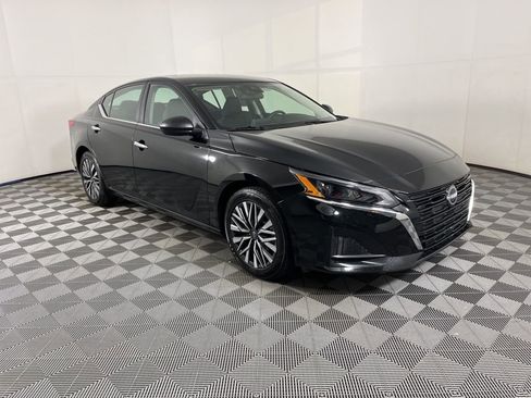 Used 2024 Nissan Altima 2.5 SV image 14