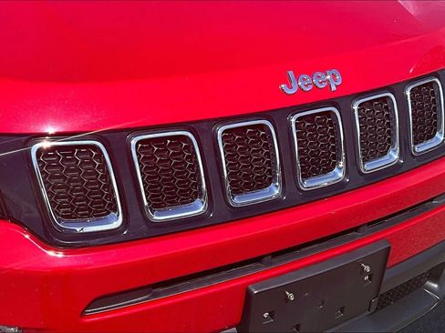 Used 2017 Jeep Compass Latitude w/ Cold Weather Group AWD/4WD image 28