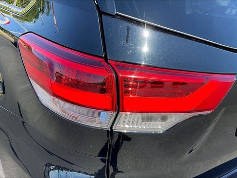 Used 2019 Toyota Highlander XLE image 32