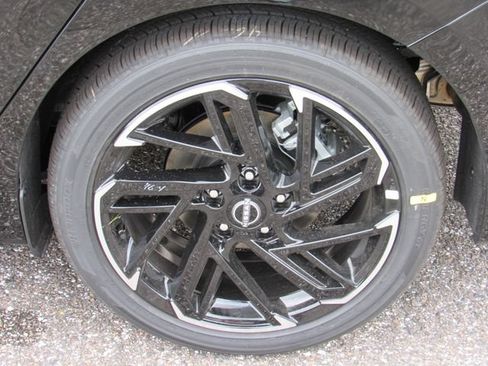 New 2026 Nissan Sentra SR w/ SR Premium Package FWD image 10