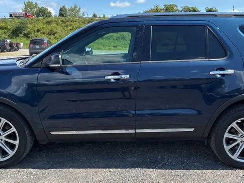Used 2017 Ford Explorer Limited w/ Equipment Group 301A AWD/4WD image 3