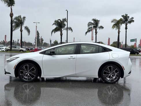 Used 2024 Toyota Prius XLE image 2