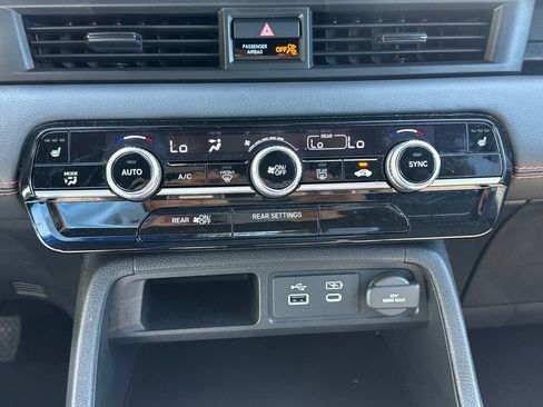 Used 2025 Honda Pilot Sport image 25