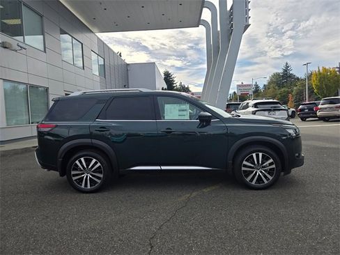 New 2025 Nissan Pathfinder Platinum image 4