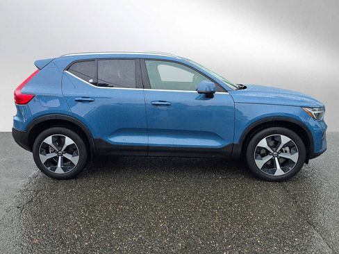 Used 2025 Volvo XC40 B5 Plus image 2
