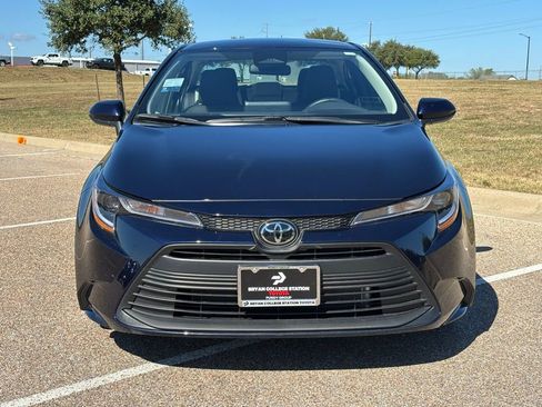 Used 2025 Toyota Corolla LE image 3
