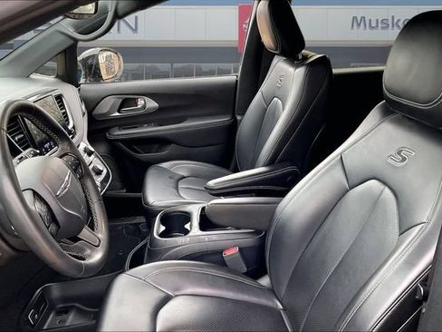 Used 2024 Chrysler Pacifica Limited FWD image 19