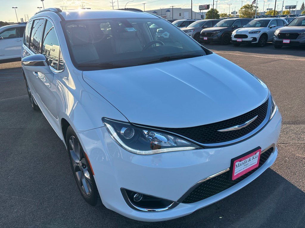 Used 2018 Chrysler Pacifica Limited FWD image 3