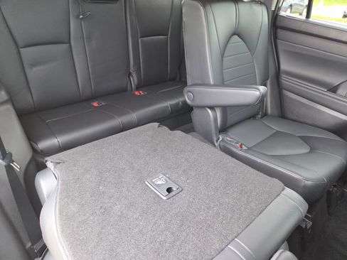 Used 2022 Toyota Highlander XLE AWD/4WD image 5