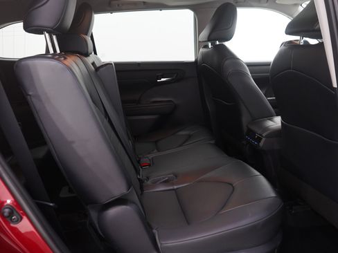 Used 2021 Toyota Highlander XLE image 14