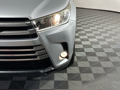 Used 2018 Toyota Highlander Limited AWD/4WD image 9
