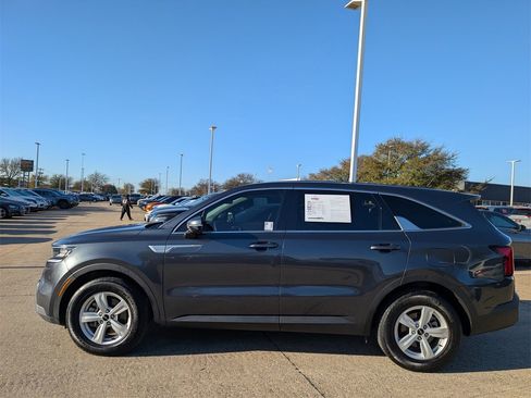 Used 2023 Kia Sorento LX image 3