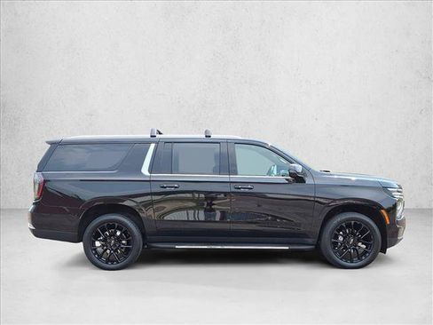 Used 2026 Chevrolet Suburban LT w/ Comfort Package AWD/4WD image 4