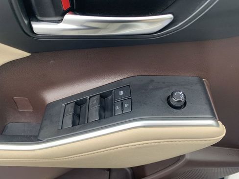 Used 2022 Toyota Highlander XLE image 13