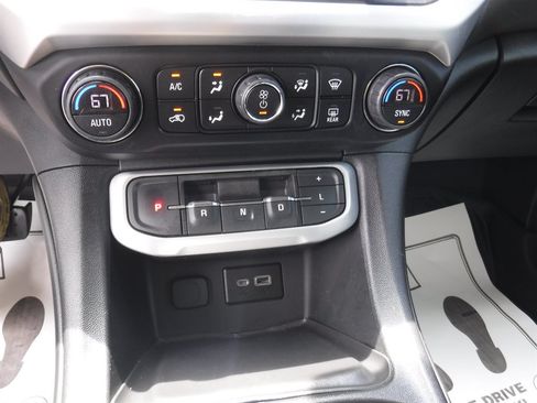 Used 2022 GMC Acadia SLE w/ LPO, Floor Liner Package FWD image 17