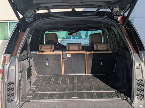 New 2026 Land Rover Discovery Limited Edition image 12